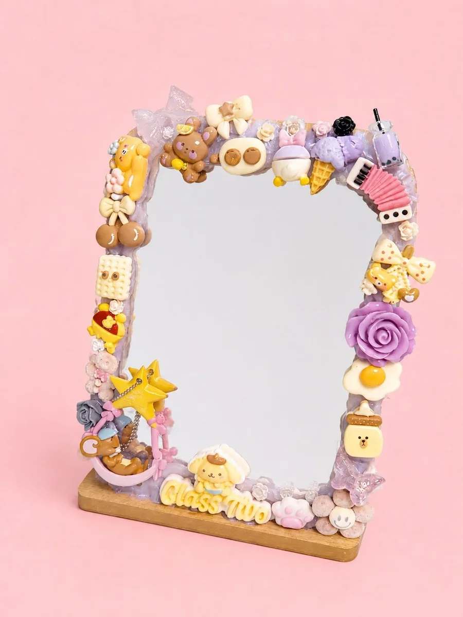 Tischspiegel mit selbst gestaltetem Decoden-Rahmen aus pastellfarbener Sahne, Bären-Charms und Rosen