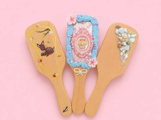 Drei selbst gestaltete Holz-Haarbürsten: handbemalt mit Reh-Motiv, im Decoden-Sahne-Look und mit Muscheln beklebt