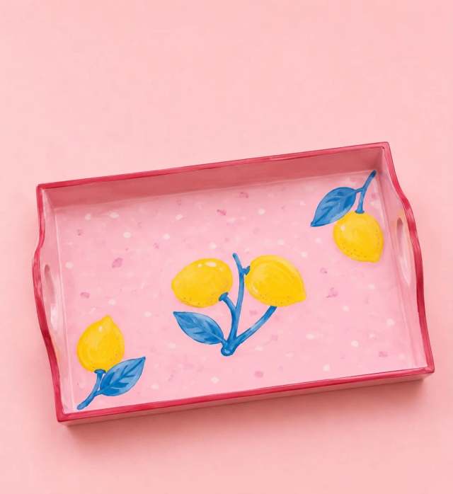 Handbemaltes Holztablett in Rosa mit gelben Zitronen und blauen Blättern