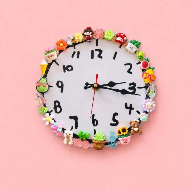 Selbst gestaltete Wanduhr mit handgemalten Zahlen und einem Kranz aus bunten Blumen- und Tier-Charms