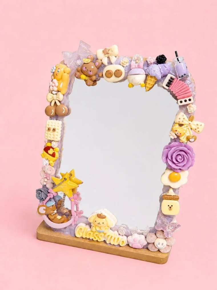 Tischspiegel mit selbst gestaltetem Decoden-Rahmen aus pastellfarbener Sahne, Bären-Charms und Rosen